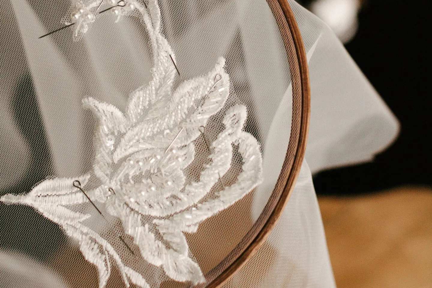 Détail d’une broderie florale installée dans un tambour