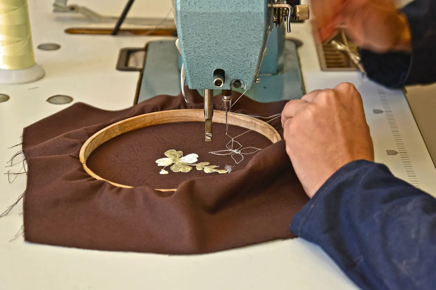Broderie réalisée à la machine dans un atelier artisanal