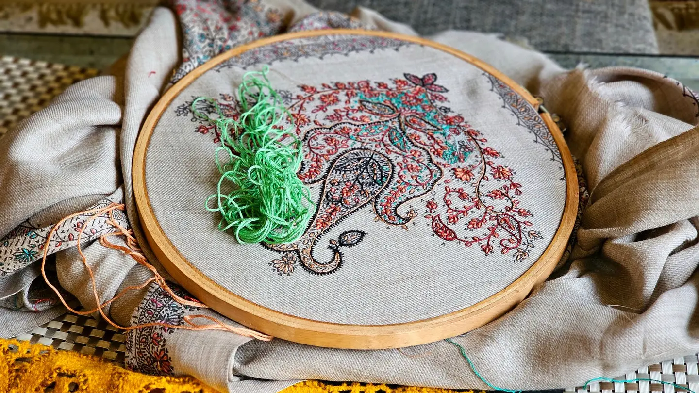 Détail d’un tambour de broderie avec du fil coloré