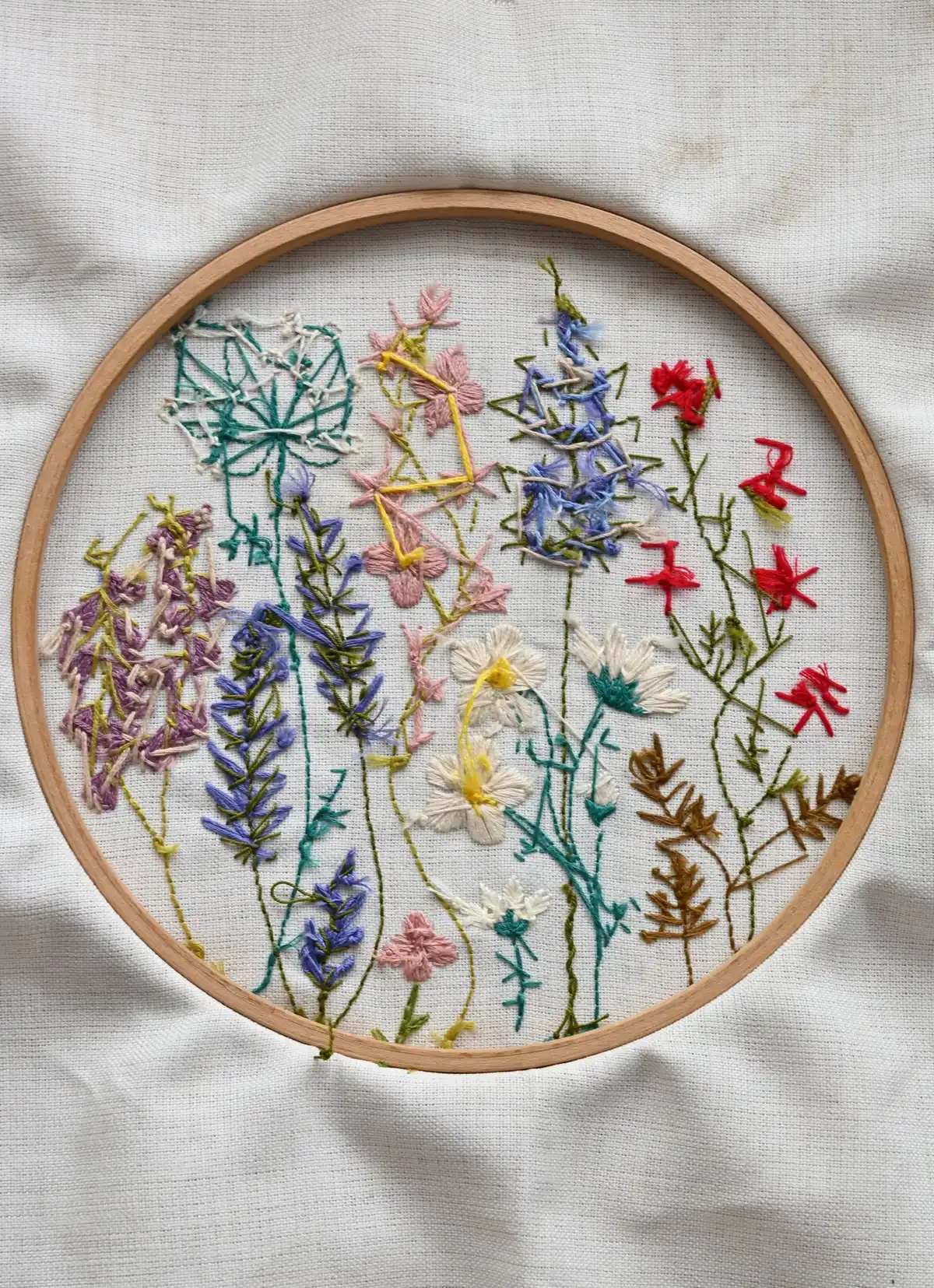 Tambours présentant plusieurs broderies florales colorées