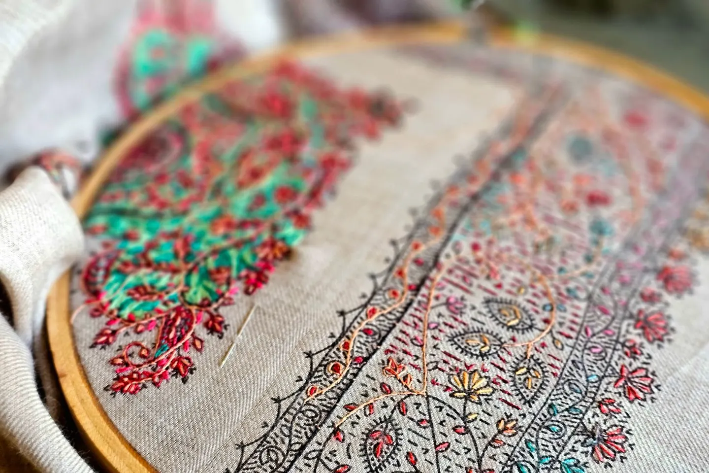 Détail d’une broderie colorée dans un tambour
