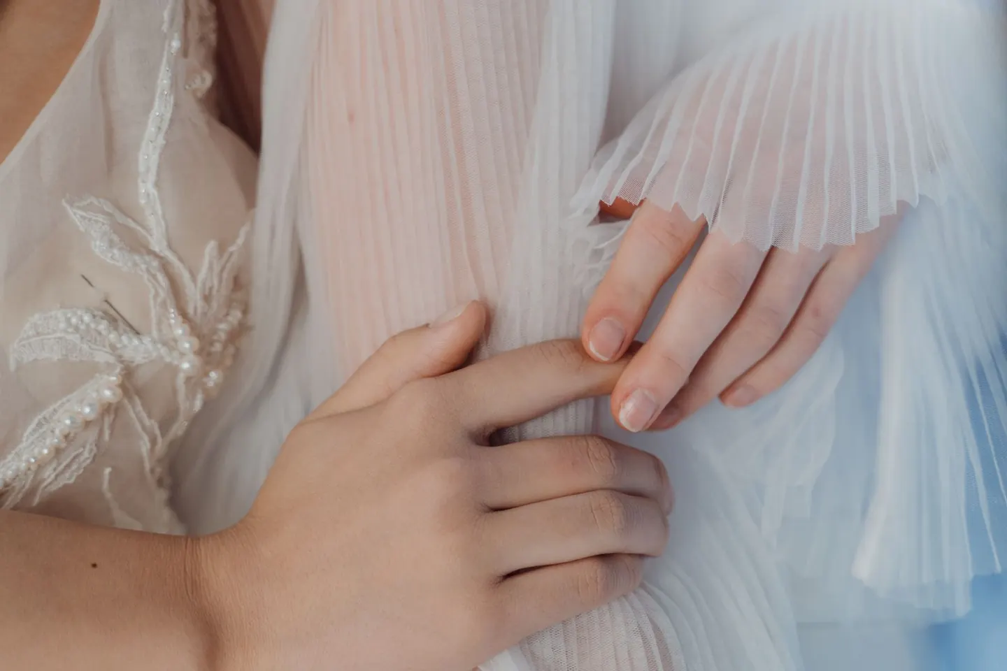 Détail de broderie et de dentelle sur un vêtement blanc