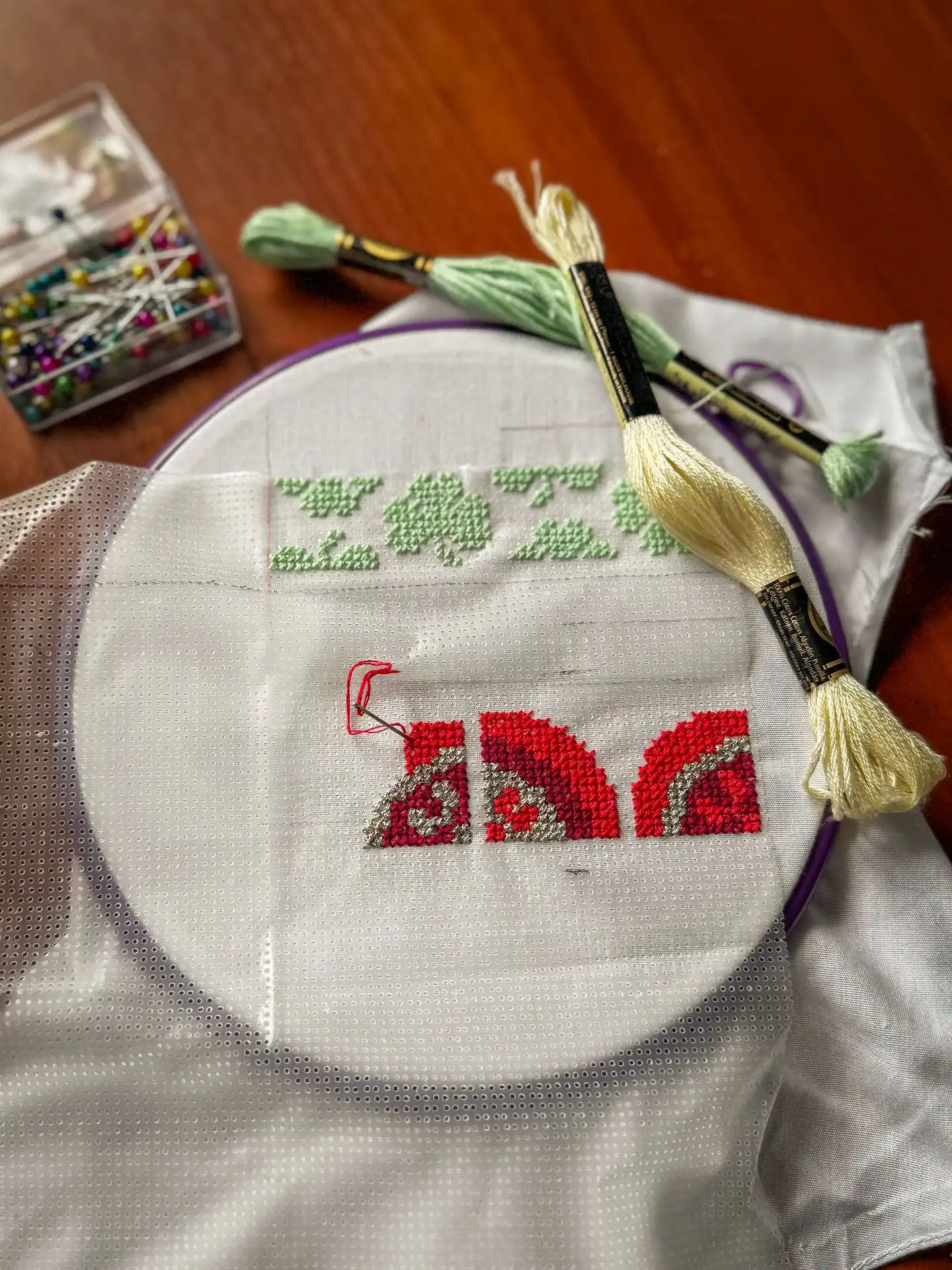 Tambour de broderie colorée avec fils et épingles