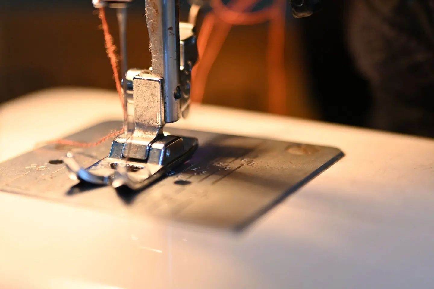 Aiguille et fil d’une machine en train de travailler un tissu