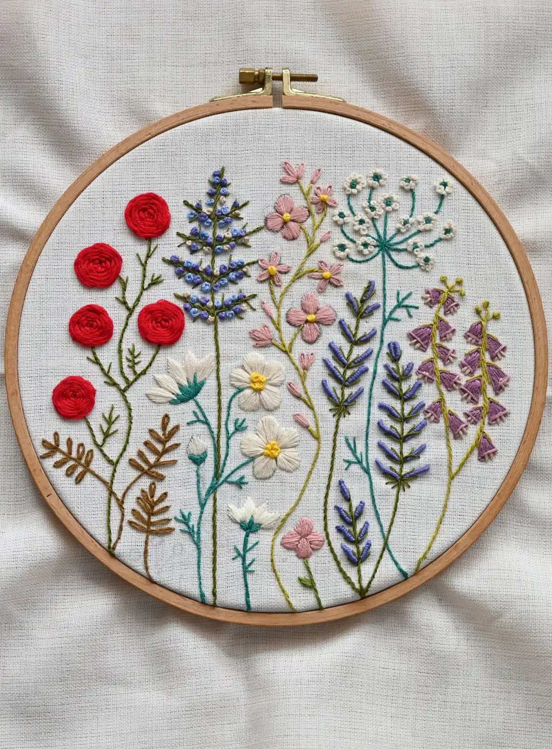 Tambours présentant des motifs floraux brodés