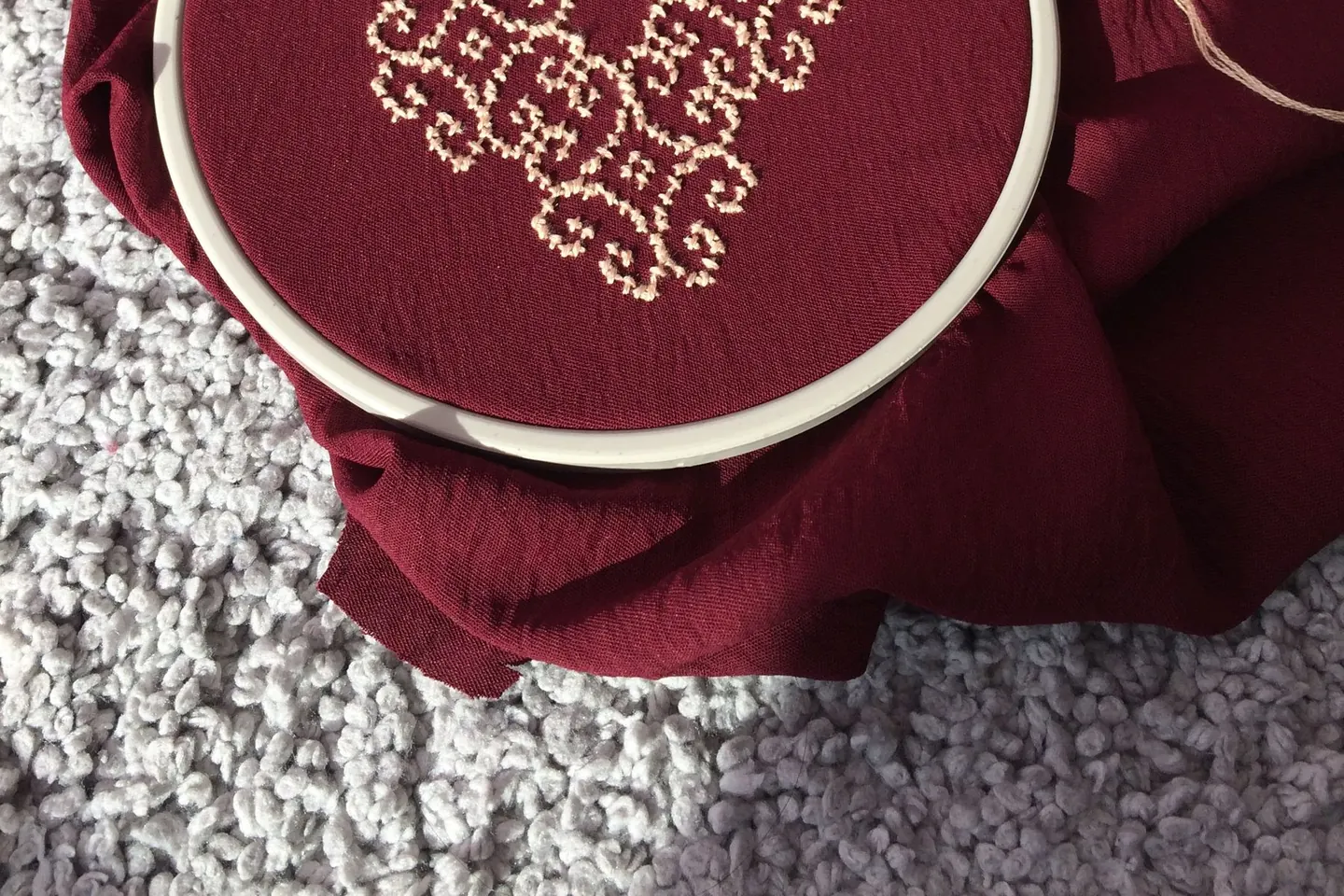 Motif brodé sur tissu installé dans un tambour