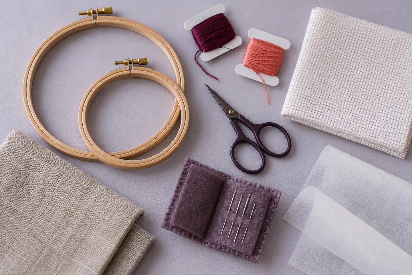 Tambours, ciseaux, fils, aiguilles et coupons de tissu